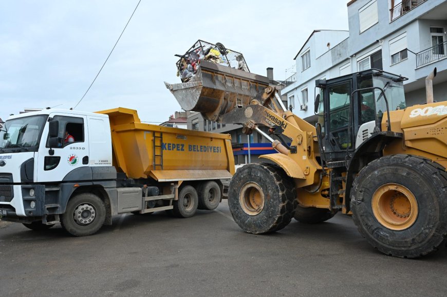 Kepez’de çöp ev operasyonu: Evden 8 kamyon atık çıkarıldı