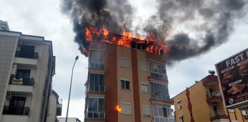 Antalya’da 5 katlı binada korkutan yangın: Dubleks daire kullanılamaz hale geldi