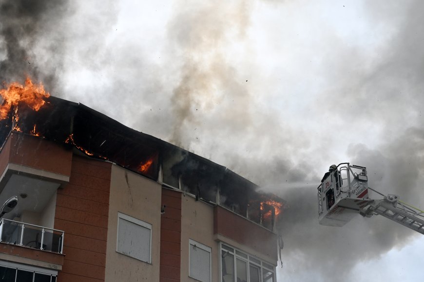 Antalya’da 5 katlı binada korkutan yangın: Dubleks daire kullanılamaz hale geldi