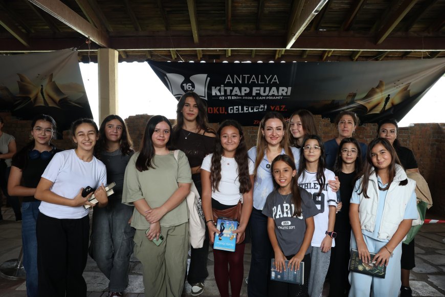 Antalya Kitap Fuarı’na ziyaretçi akını: İmza kuyrukları oluştu