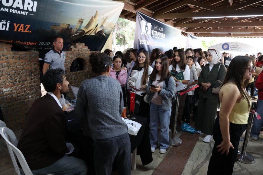 Antalya Kitap Fuarı’na ziyaretçi akını: İmza kuyrukları oluştu
