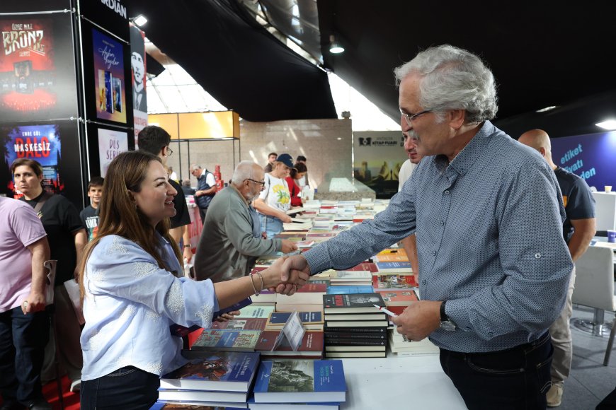 Antalya Kitap Fuarı’na ziyaretçi akını: İmza kuyrukları oluştu
