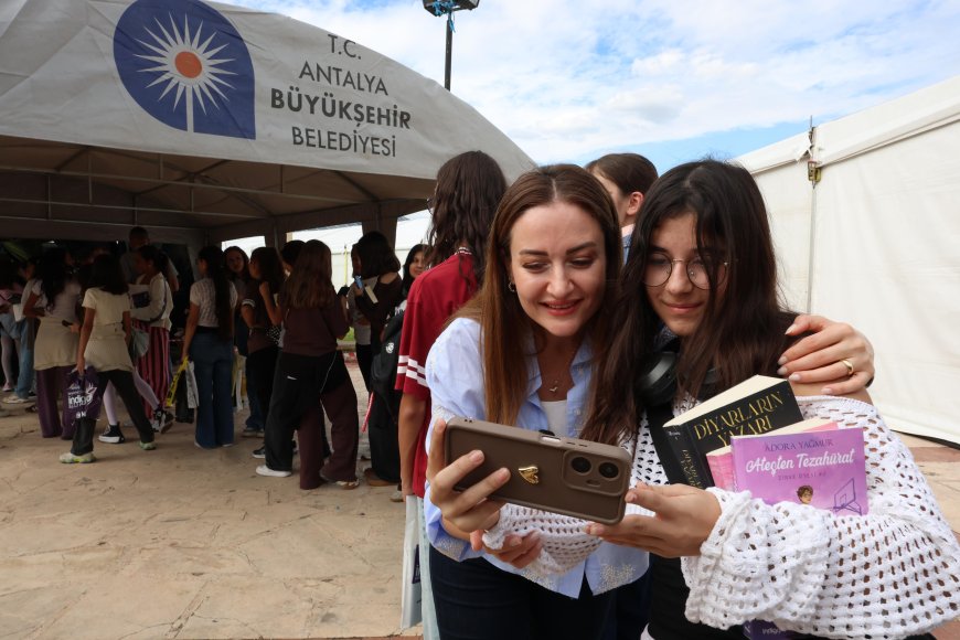 Antalya Kitap Fuarı’na ziyaretçi akını: İmza kuyrukları oluştu