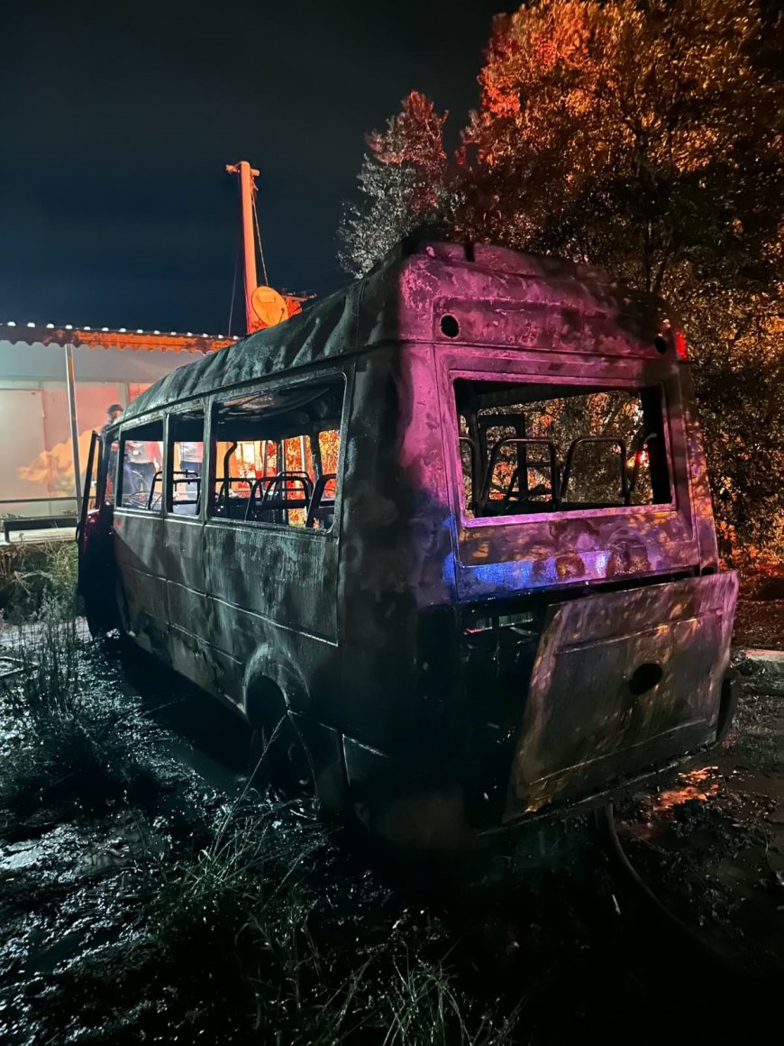 Manavgat’ta bahçede park halindeki minibüs alevlere teslim oldu