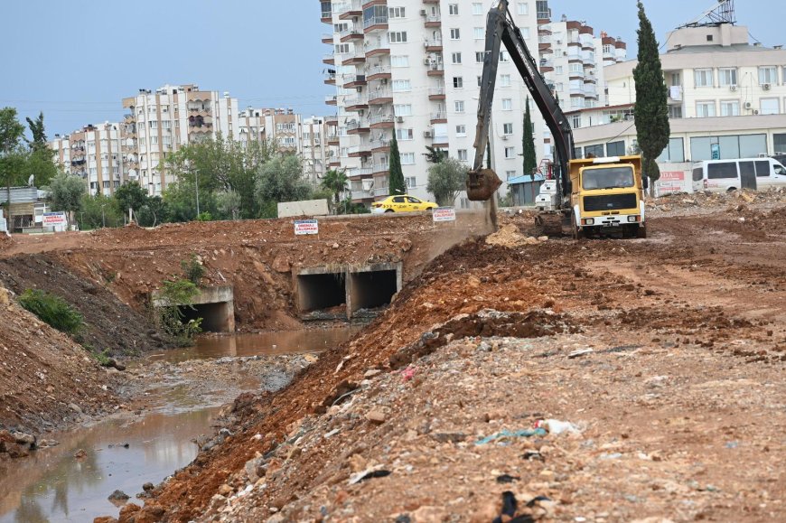 Kepez’de sel riskine karşı 2 kilometrelik Ay Deresi hamlesi