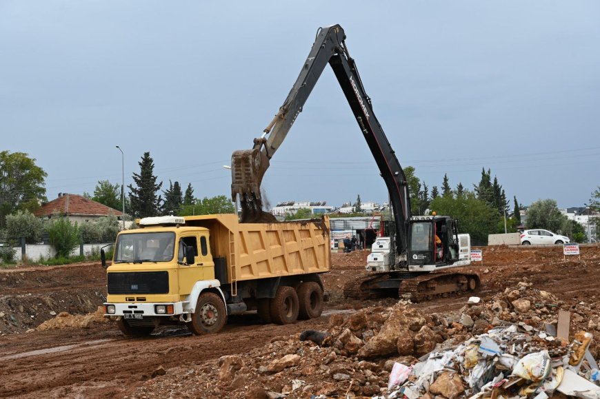 Kepez’de sel riskine karşı 2 kilometrelik Ay Deresi hamlesi