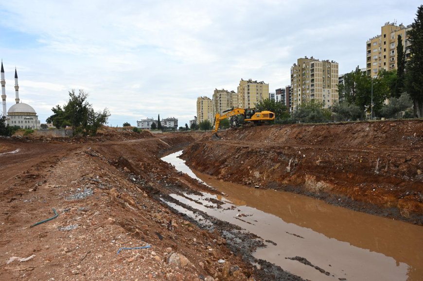 Kepez’de sel riskine karşı 2 kilometrelik Ay Deresi hamlesi