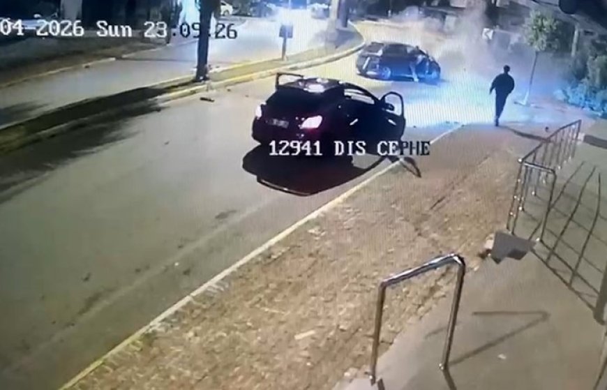 Manavgat’ta kontrolden çıkan otomobil palmiyeye çarptı: 2 yaralı