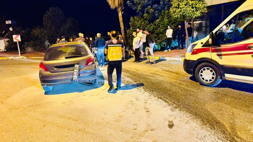 Manavgat’ta kontrolden çıkan otomobil palmiyeye çarptı: 2 yaralı