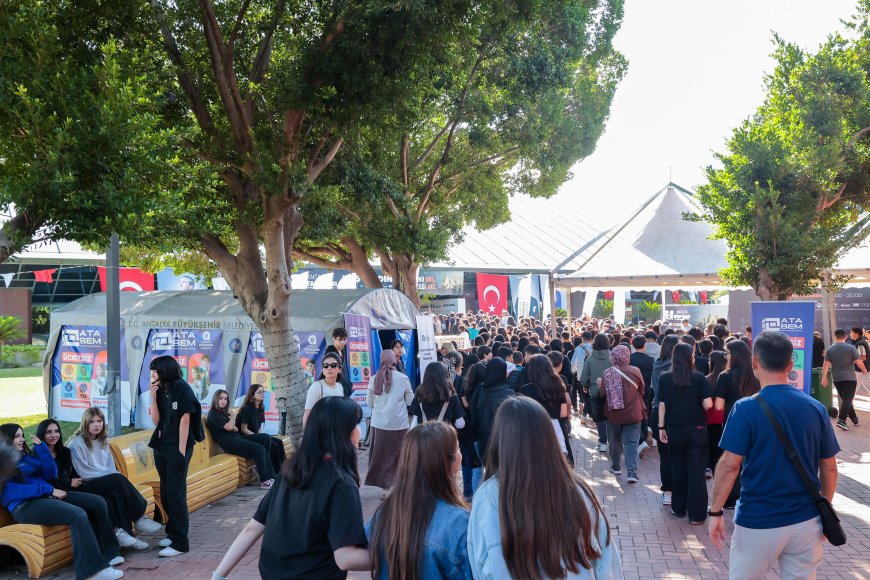 Antalya Kitap Fuarı’na öğrenci akını: Okullardan ücretsiz servis kaldırılıyor