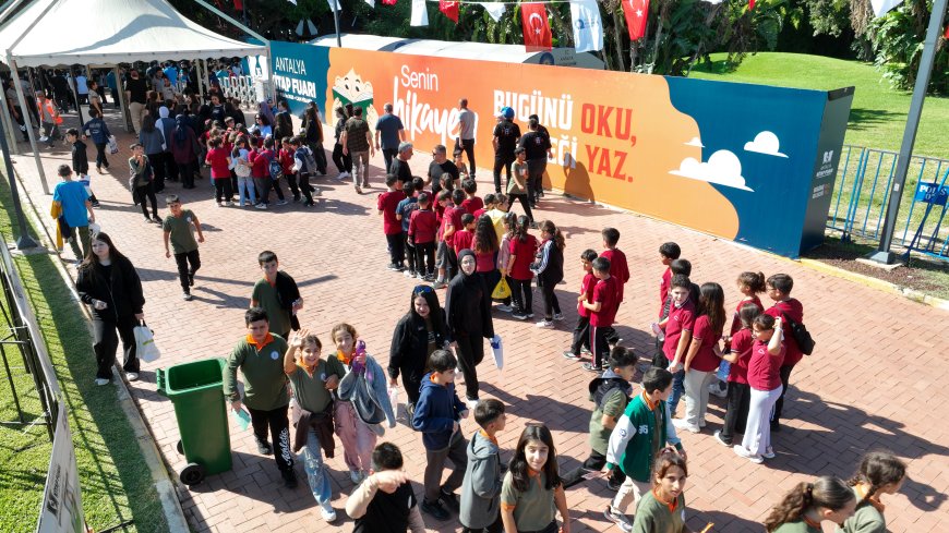 Antalya Kitap Fuarı’na öğrenci akını: Okullardan ücretsiz servis kaldırılıyor