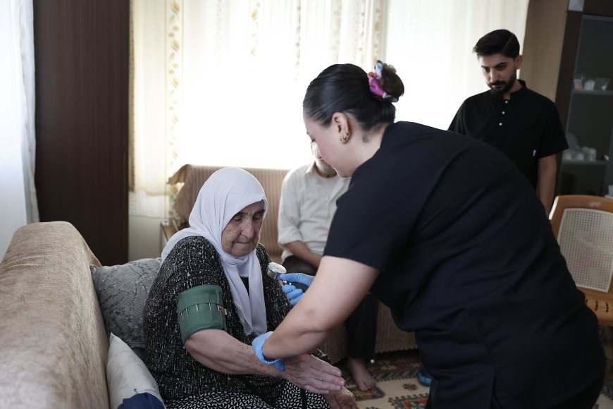 Antalya’da sağlık hizmeti evlere taşınıyor: Muayeneden hasta nakline ücretsiz destek