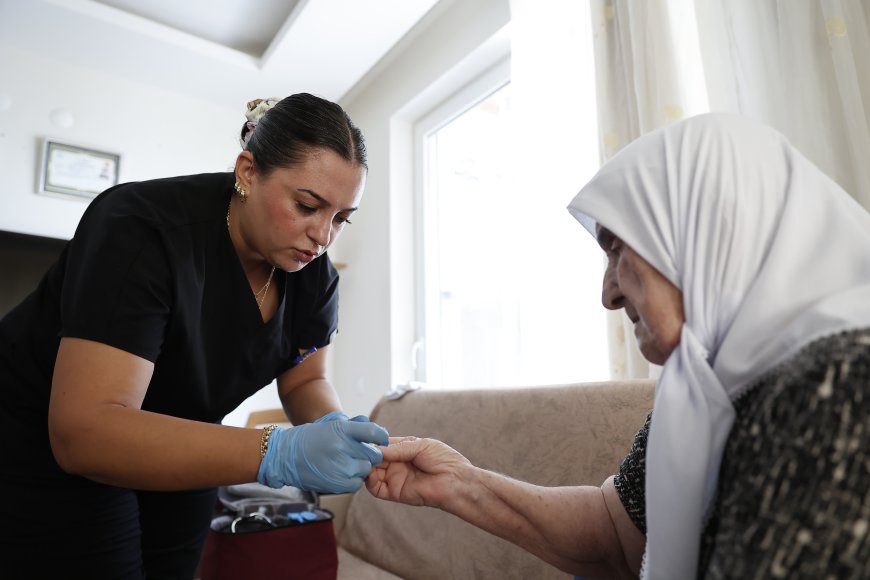 Antalya’da sağlık hizmeti evlere taşınıyor: Muayeneden hasta nakline ücretsiz destek