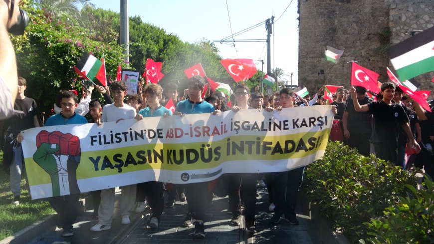 Antalya’da binlerce öğrenci Filistin için yürüdü