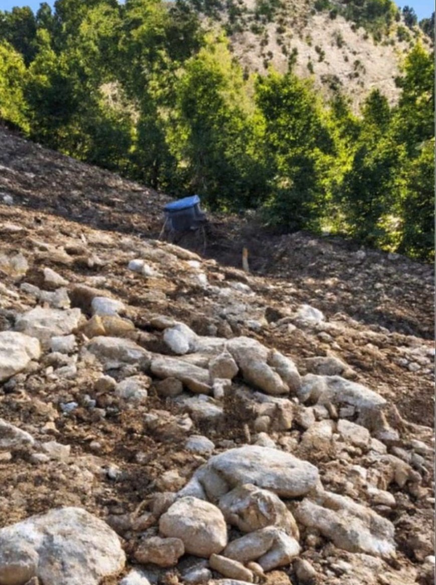 Serik’te şantiyede traktör devrildi: Sürücü yaralandı