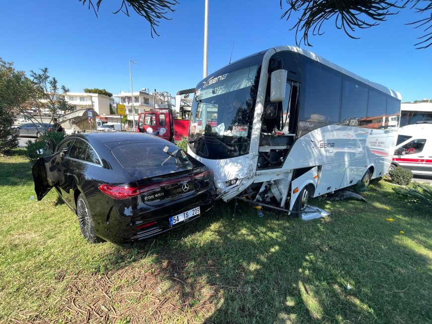 Alanya’da midibüs ile otomobil çarpıştı: 2 yaralı, kaza kamerada