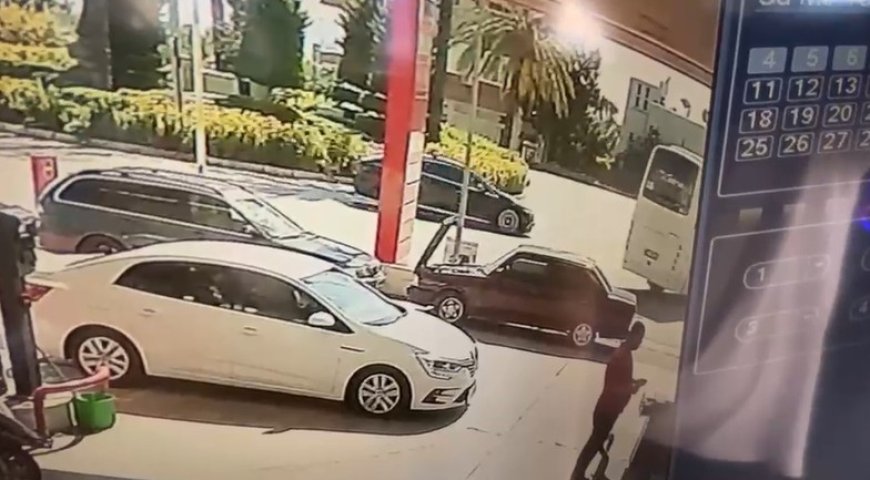 Alanya’da midibüs ile otomobil çarpıştı: 2 yaralı, kaza kamerada