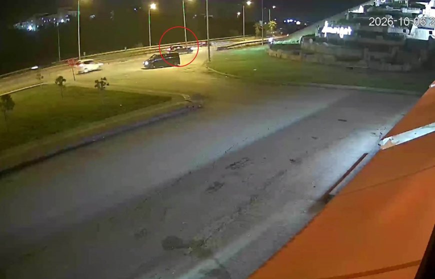 Manavgat’ta otomobil motosiklete çarptı: Sürücü yola savruldu, kaza kamerada