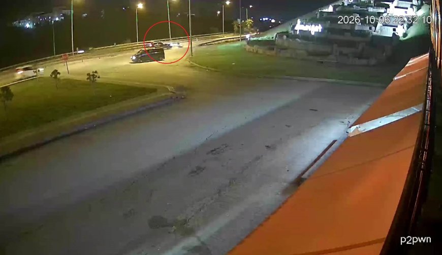 Manavgat’ta otomobil motosiklete çarptı: Sürücü yola savruldu, kaza kamerada