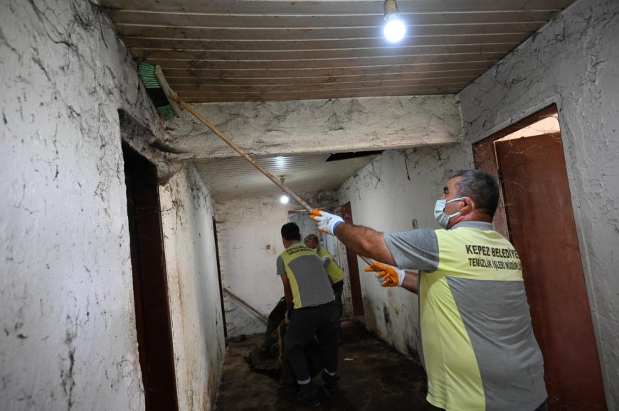 Kepez’de çöp eve müdahale: 6 kamyon atık çıkarıldı, yaşlı kadın hastaneye kaldırıldı