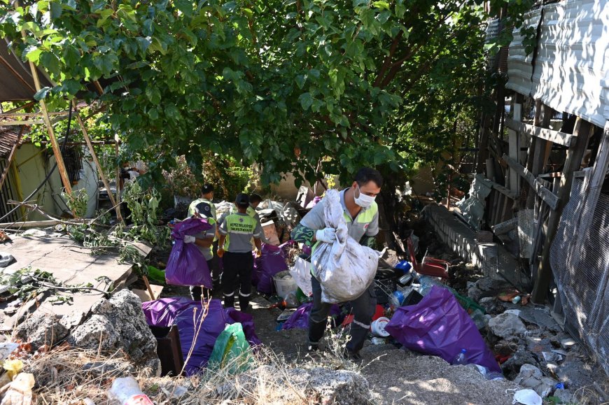 Kepez’de çöp eve müdahale: 6 kamyon atık çıkarıldı, yaşlı kadın hastaneye kaldırıldı