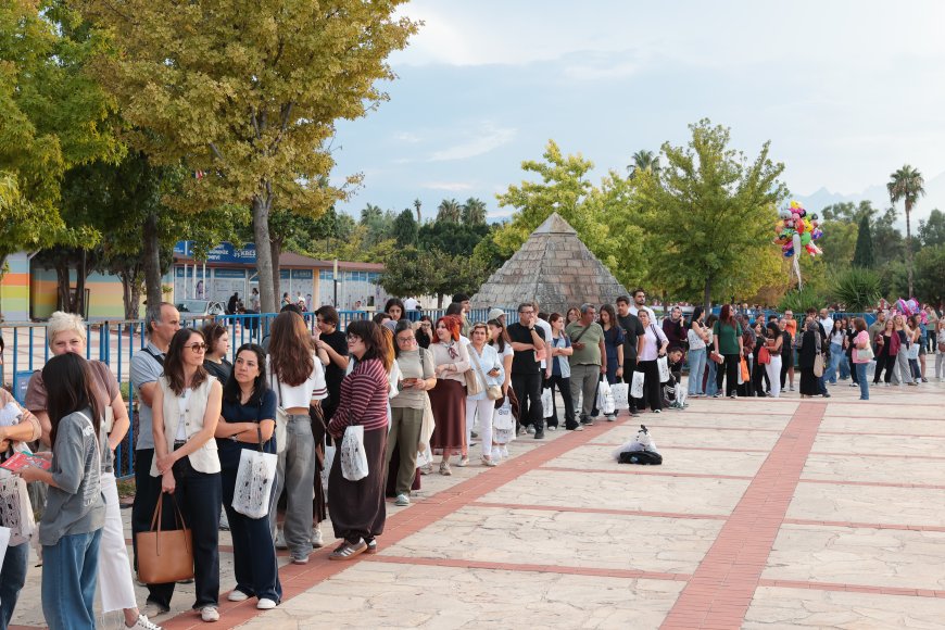 Antalya Kitap Fuarı’nda Ahmet Ümit izdihamı: Kitapseverler imza için uzun kuyruklar oluşturdu