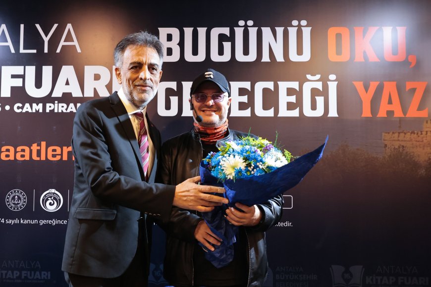 Antalya Kitap Fuarı’nda Ahmet Ümit izdihamı: Kitapseverler imza için uzun kuyruklar oluşturdu