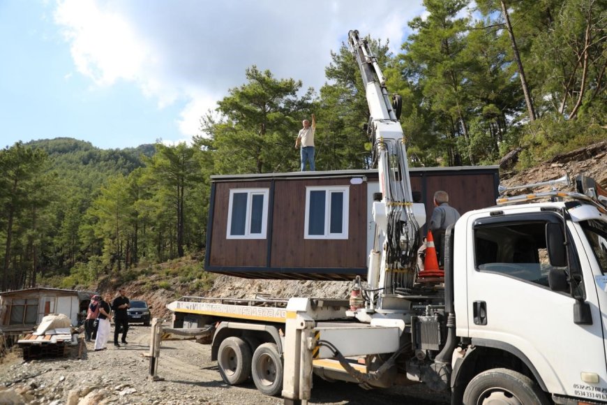 Alanya’da yaşlı çifte yeni yuva: Belediye konteyner evin anahtarını teslim etti