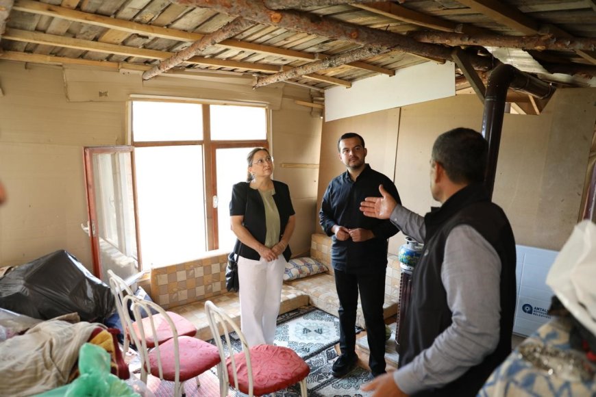Alanya’da yaşlı çifte yeni yuva: Belediye konteyner evin anahtarını teslim etti