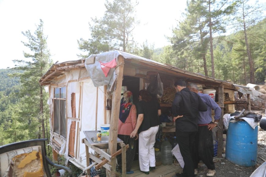 Alanya’da yaşlı çifte yeni yuva: Belediye konteyner evin anahtarını teslim etti