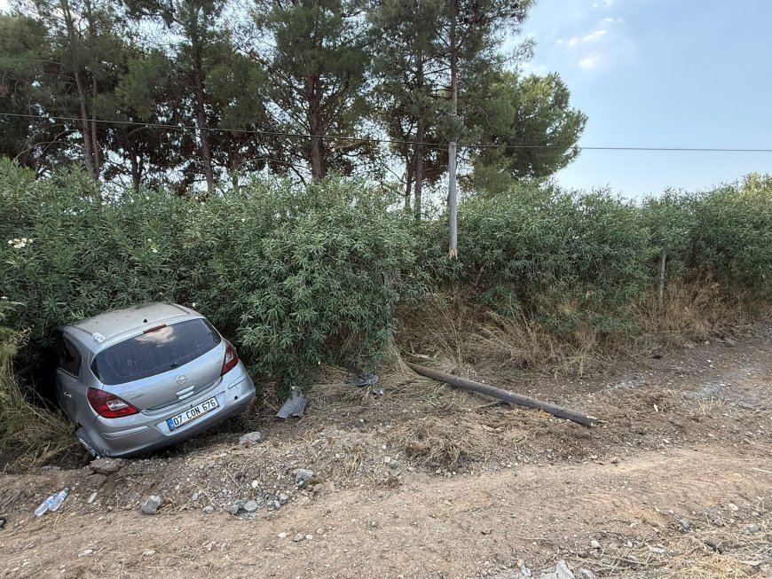 Serik’te kontrolden çıkan otomobil telefon direğine çarpıp şarampole düştü