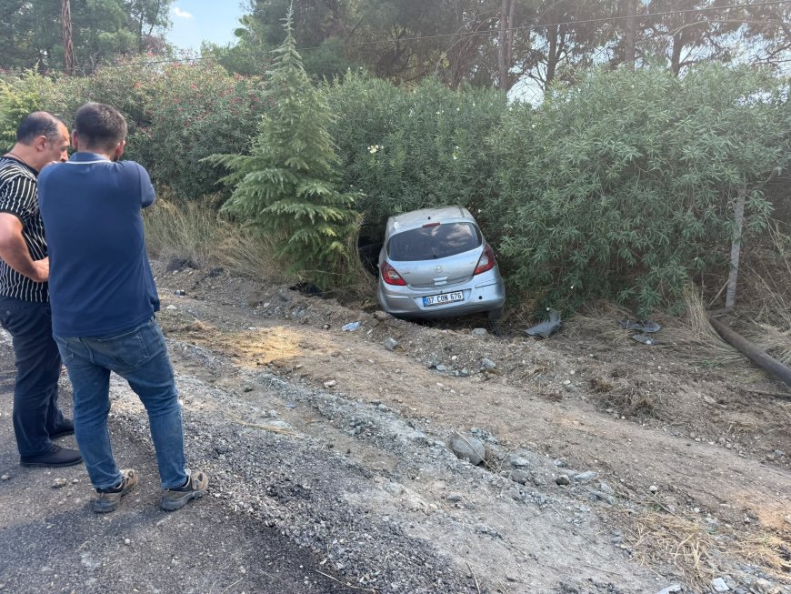 Serik’te kontrolden çıkan otomobil telefon direğine çarpıp şarampole düştü