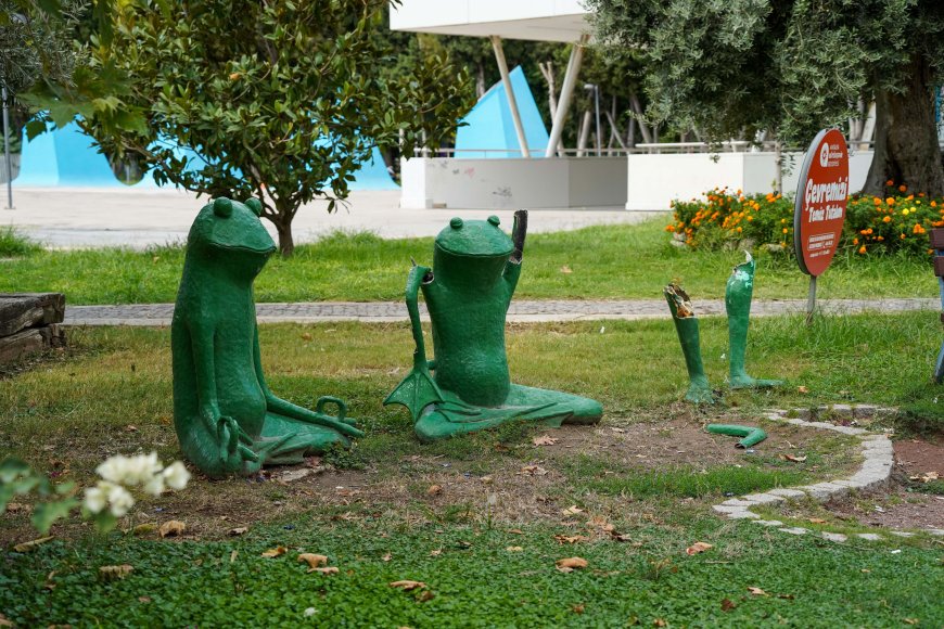 Antalya’da çocukların gözdesi kurbağa heykelleri tahrip edildi!