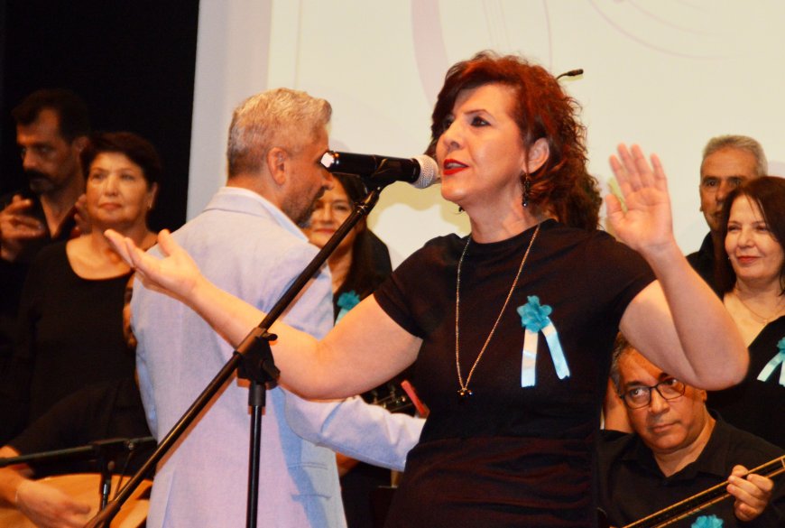 Antalya Eğitim ve Araştırma Hastanesi’nde türkülü moral konseri: Sağlık çalışanları stres attı
