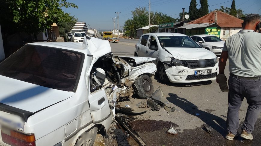 Antalya’da çukurdan kaçmak isterken karşı şeride geçti: 3 araçlı kaza kamerada, 2 yaralı