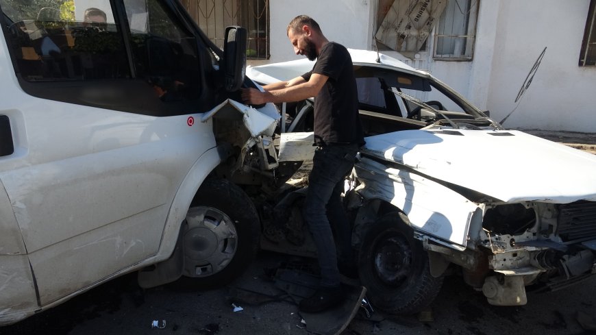 Antalya’da çukurdan kaçmak isterken karşı şeride geçti: 3 araçlı kaza kamerada, 2 yaralı