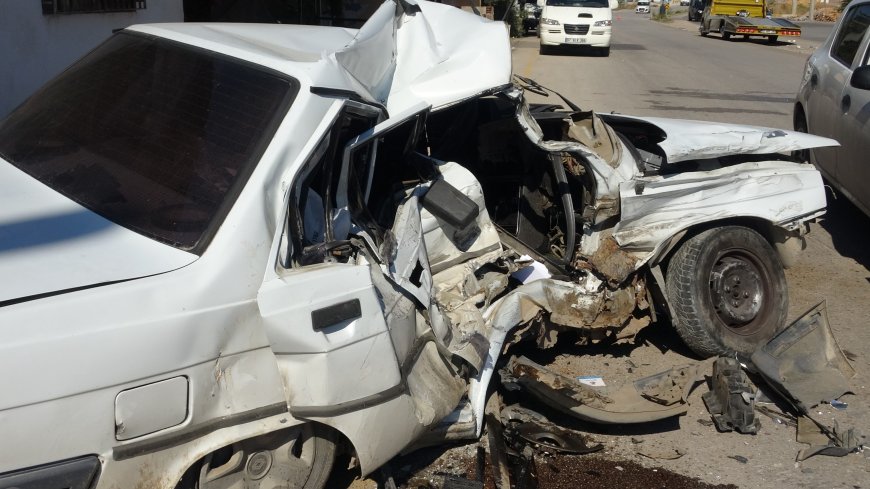Antalya’da çukurdan kaçmak isterken karşı şeride geçti: 3 araçlı kaza kamerada, 2 yaralı