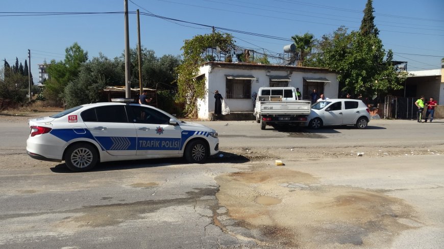 Antalya’da çukurdan kaçmak isterken karşı şeride geçti: 3 araçlı kaza kamerada, 2 yaralı