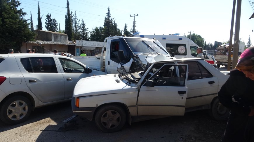 Antalya’da çukurdan kaçmak isterken karşı şeride geçti: 3 araçlı kaza kamerada, 2 yaralı
