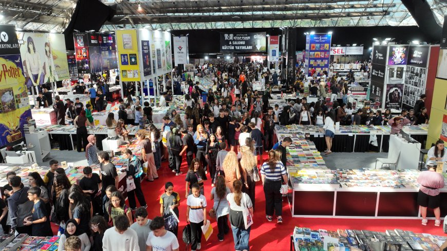 Antalya Kitap Fuarı’na yoğun ilgi: Yazarlar “Kitap okunmuyor” algısını yıkıyor
