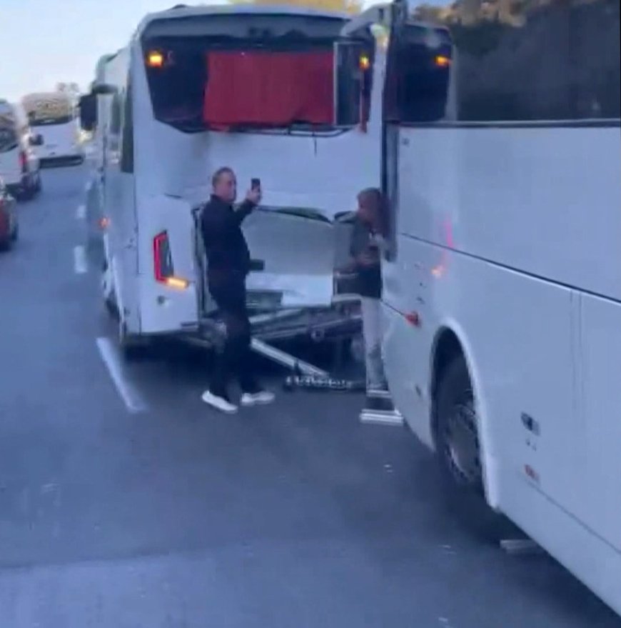Antalya Konyaaltı’nda 3 araç birbirine girdi: Zincirleme kazada 10 kişi yaraland