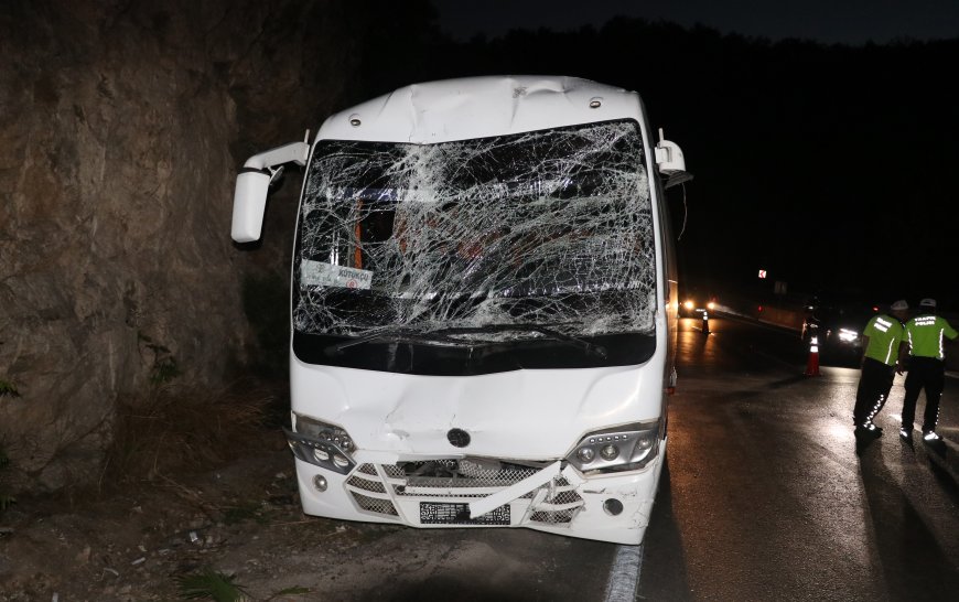 Antalya Konyaaltı’nda 3 araç birbirine girdi: Zincirleme kazada 10 kişi yaraland