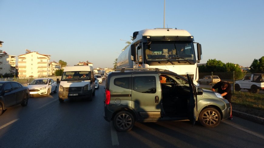 Antalya Manavgat’ta LPG tankeri aracı önüne katıp sürükledi: D-400’de uzun araç kuyruğu oluştu