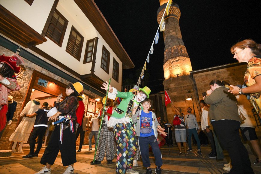 Antalya Kaleiçi’nde festival coşkusu: 15 ülkeden 20 şehir tarihi sokaklarda buluştu