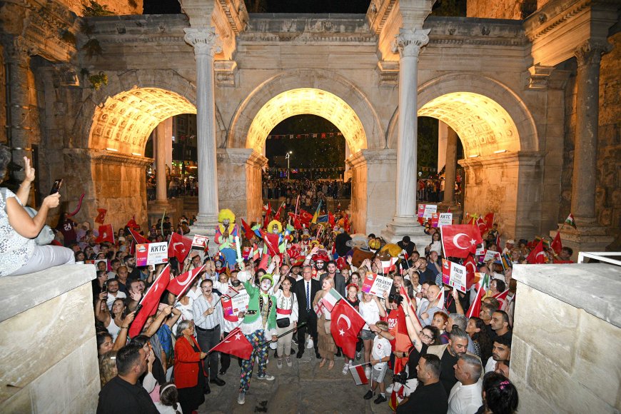 Antalya Kaleiçi’nde festival coşkusu: 15 ülkeden 20 şehir tarihi sokaklarda buluştu