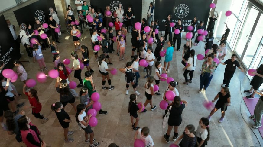Antalya'da kız çocuklarına özel kutlama: Balonlar ve danslarla renkli etkinlik