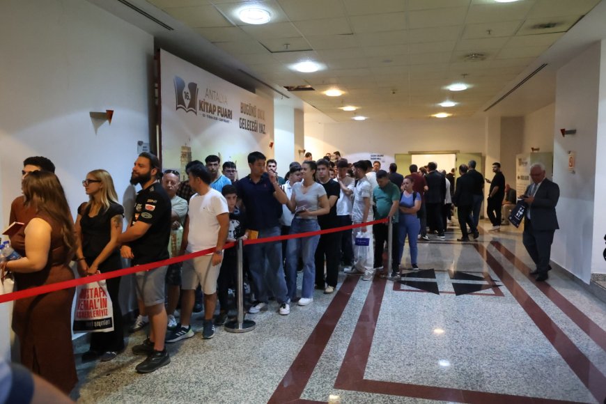 Antalya Kitap Fuarı'nda 67 yazarla imza günü yoğunluğu: Ziyaretçi rekoru bekleniyor