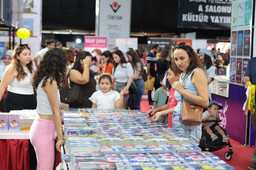 Antalya Kitap Fuarı'nda 67 yazarla imza günü yoğunluğu: Ziyaretçi rekoru bekleniyor