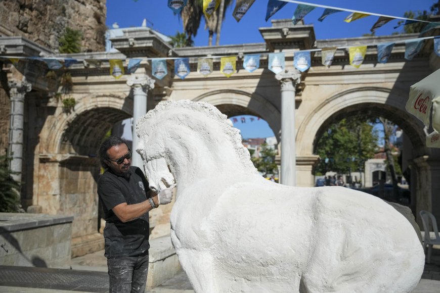 Antalya Kaleiçi sanatla renklendi: 10 metrelik Likya Atı heykeli hedefi dikkat çekti