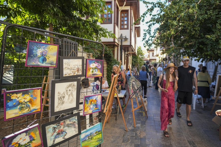Antalya Kaleiçi sanatla renklendi: 10 metrelik Likya Atı heykeli hedefi dikkat çekti